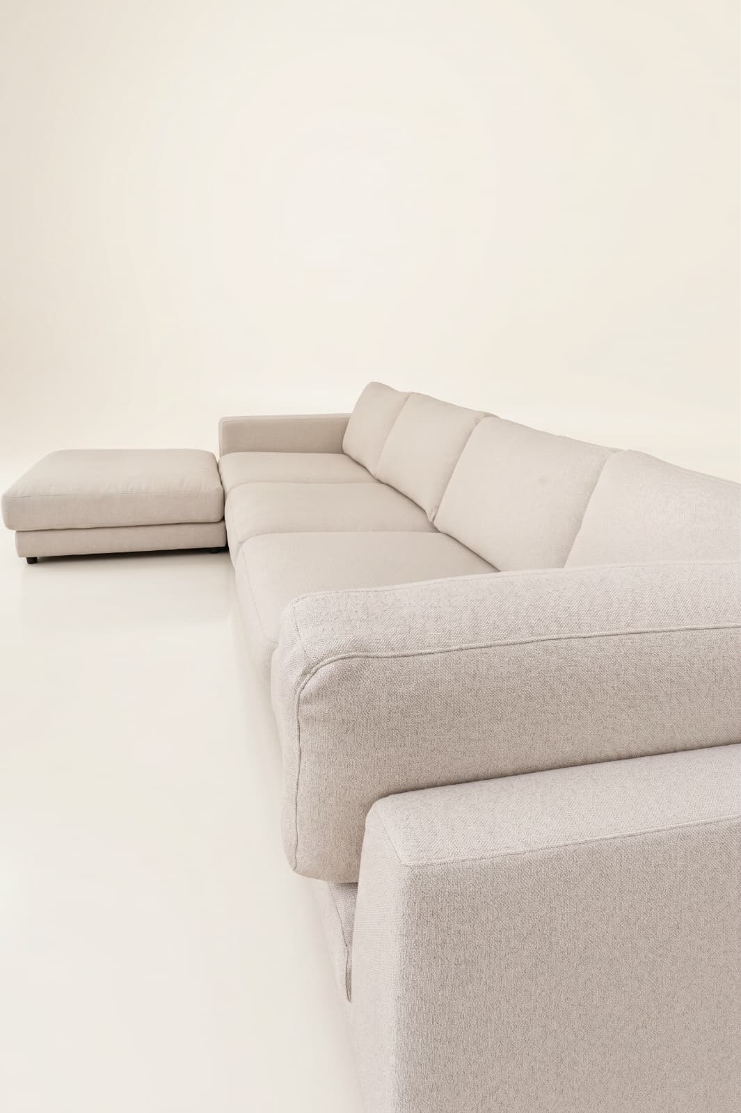 Corner sofa with goose down cushions, detachable modules and ottoman Canapea Bella cu franjuri