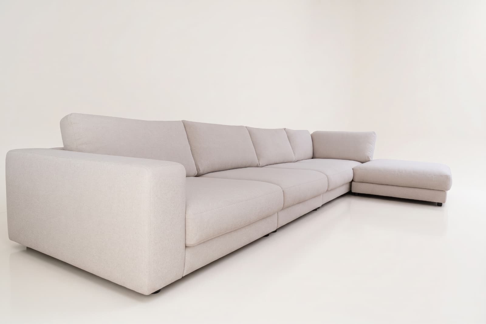 Corner sofa with goose down cushions, detachable modules and ottoman Canapea Bella cu franjuri